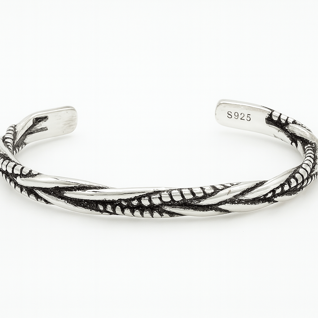 Pulsera de Acero Inoxidable para Hombre con Detalles Texturizados – Ajustable y Elegante