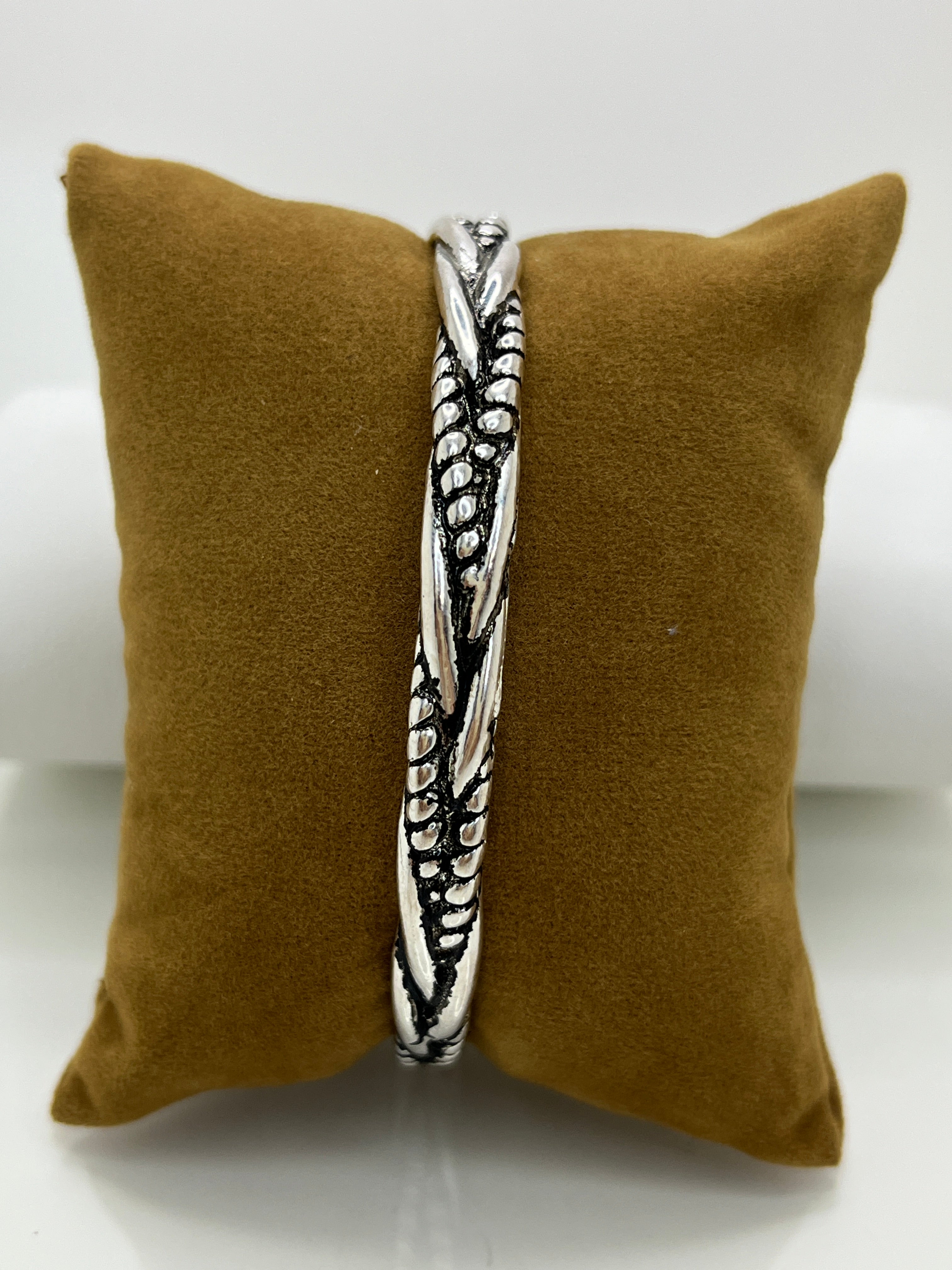 Pulsera de Acero Inoxidable para Hombre con Detalles Texturizados – Ajustable y Elegante