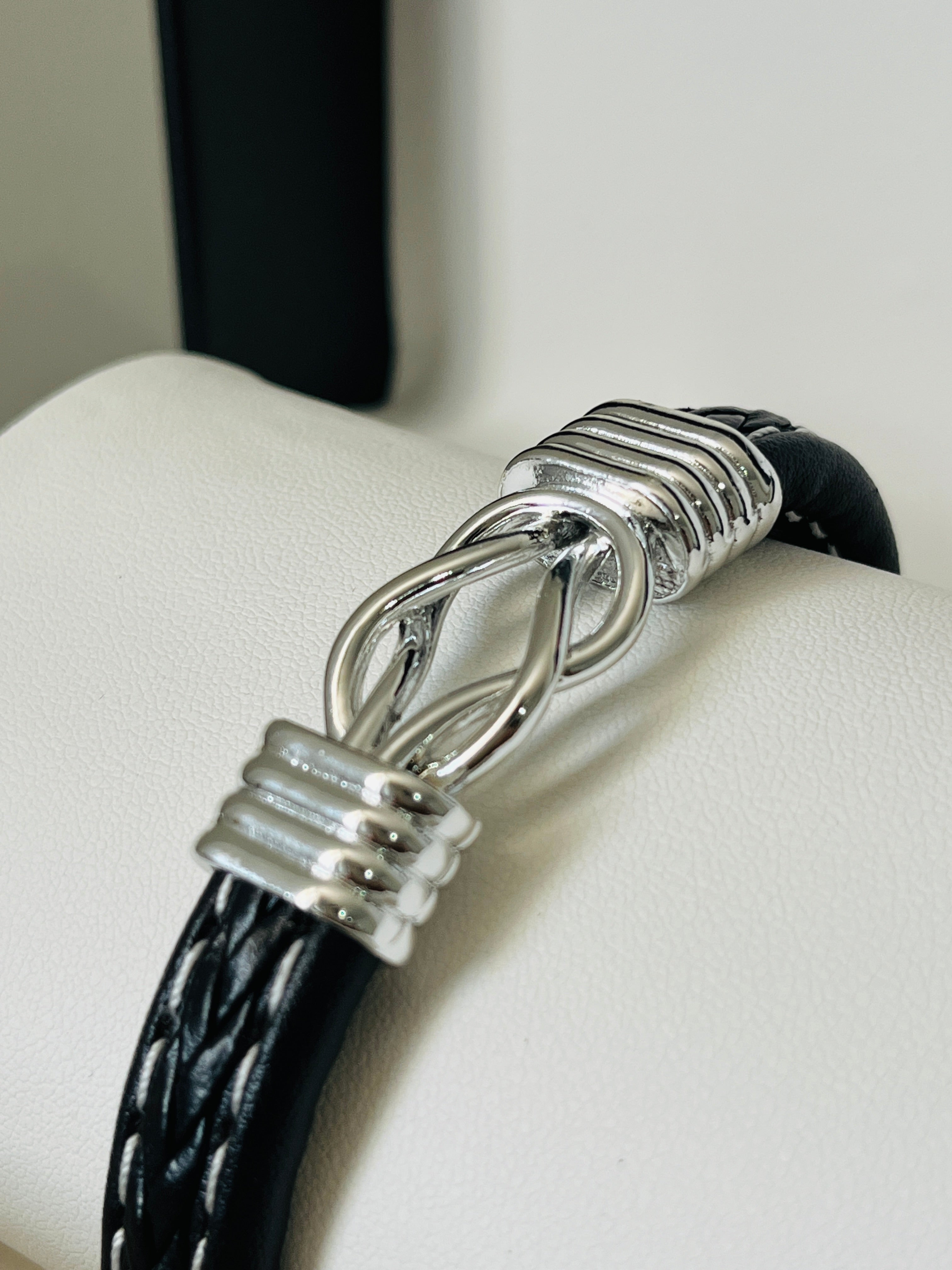 Pulsera de Cuero Negro con Detalle de Nudo en Aleación Plateada