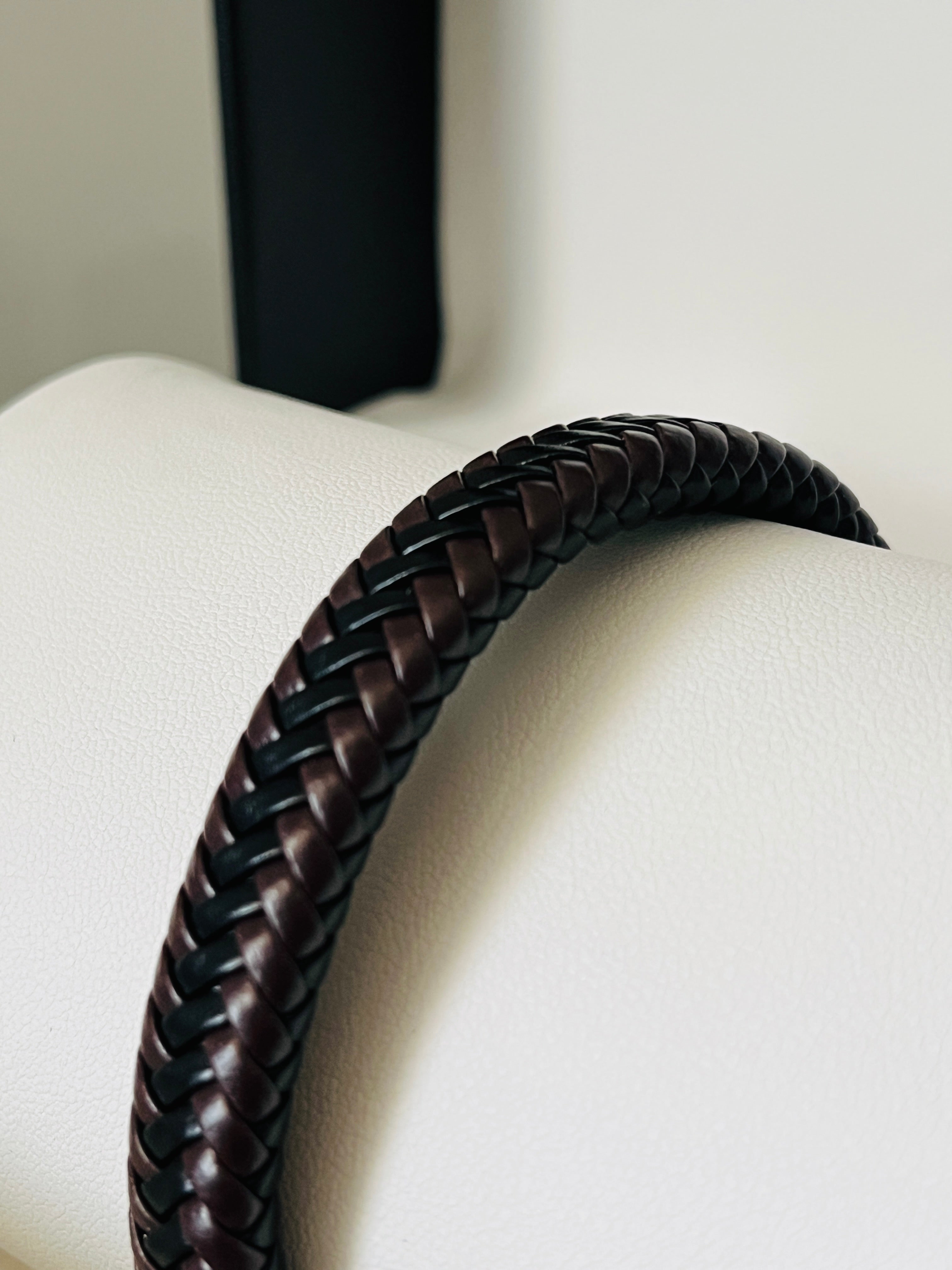 Pulsera de Cuero Trenzado Negro y Marrón para Hombre | Cierre Magnético y Diseño Elegante