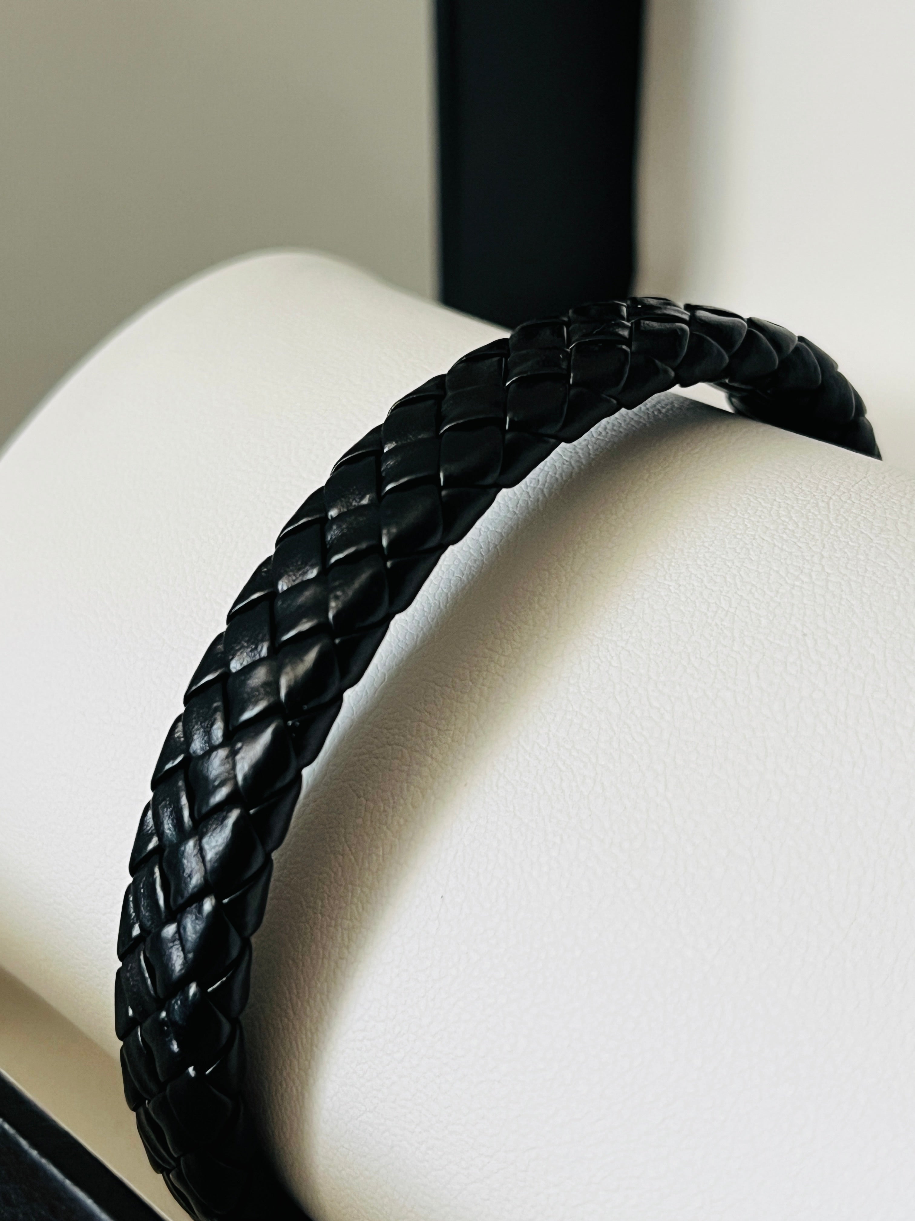 Pulsera de Cuero Trenzado Negro para Hombre – Elegante, Resistente y con Cierre Magnético