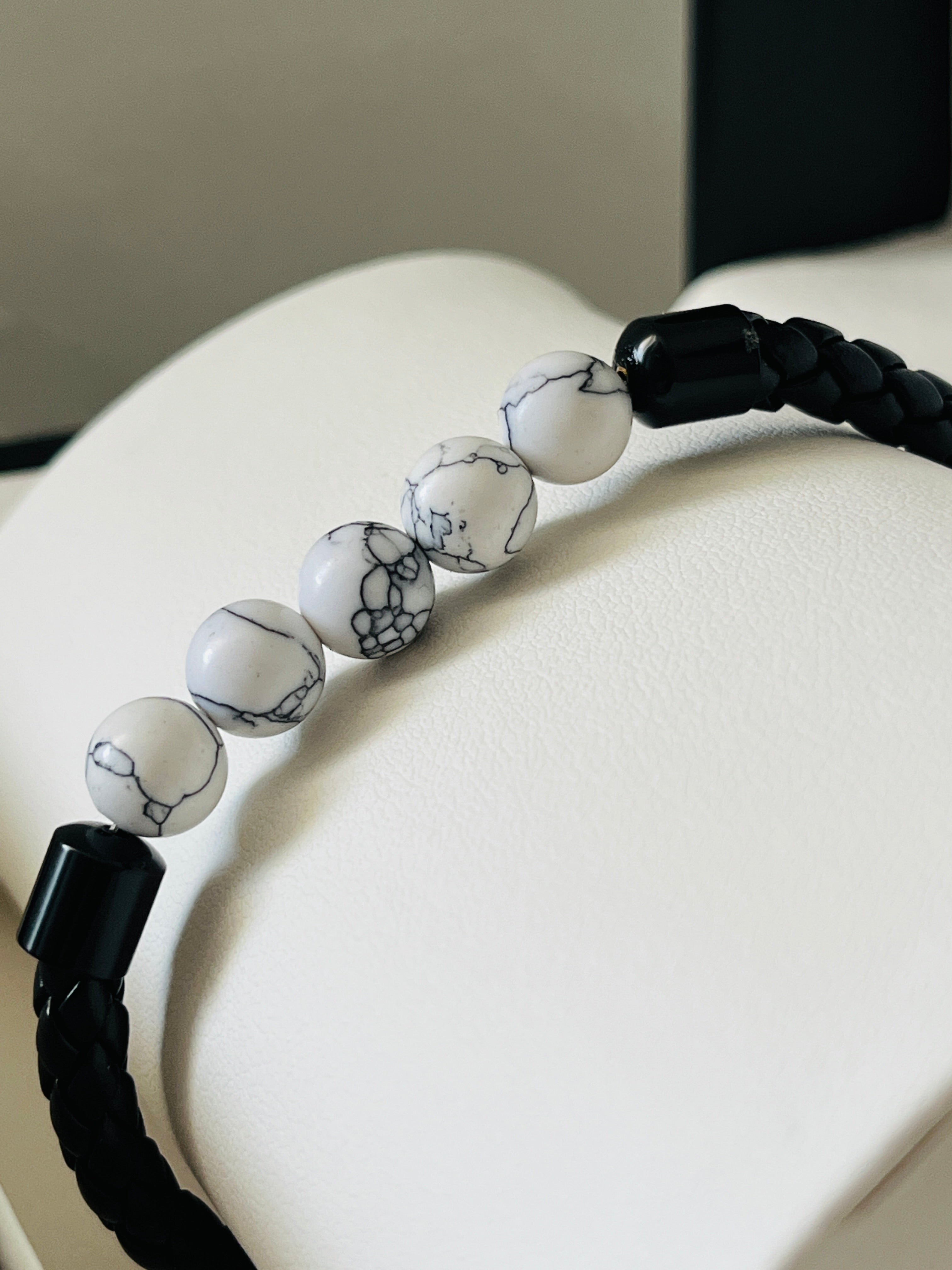 Pulsera de Howlita con Cuero Negro para Hombre – Diseño Moderno y Sofisticado