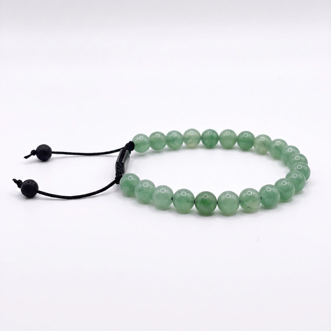 Pulsera minimalista de piedras de aventurina natural con nudo corredizo y espaciador metálico de la marca KRV.