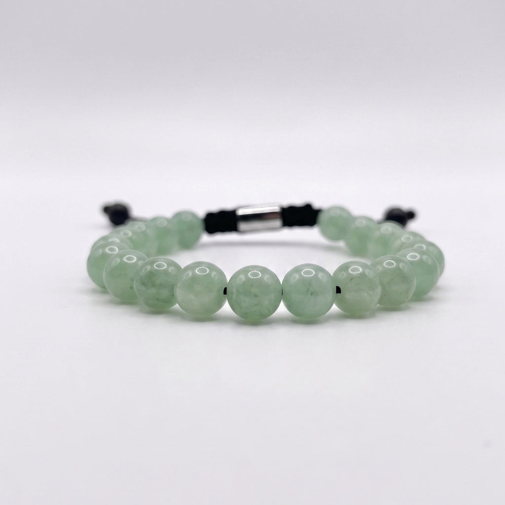 Primer plano de pulsera de aventurina verde para hombre resaltando el separador exclusivo con el logotipo KRV.