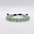 Primer plano de pulsera de aventurina verde para hombre resaltando el separador exclusivo con el logotipo KRV.