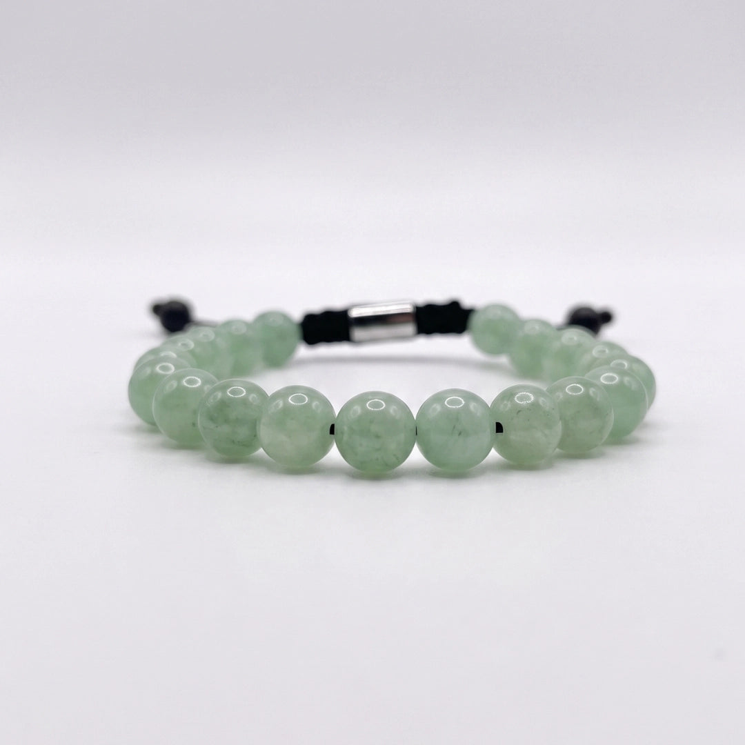 Primer plano de pulsera de aventurina verde para hombre resaltando el separador exclusivo con el logotipo KRV.