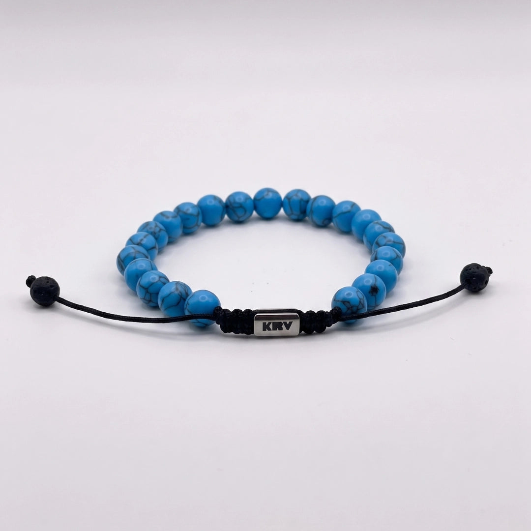 Diseño minimalista de pulsera para hombre en piedra turquesa azul con logotipo KRV grabado.