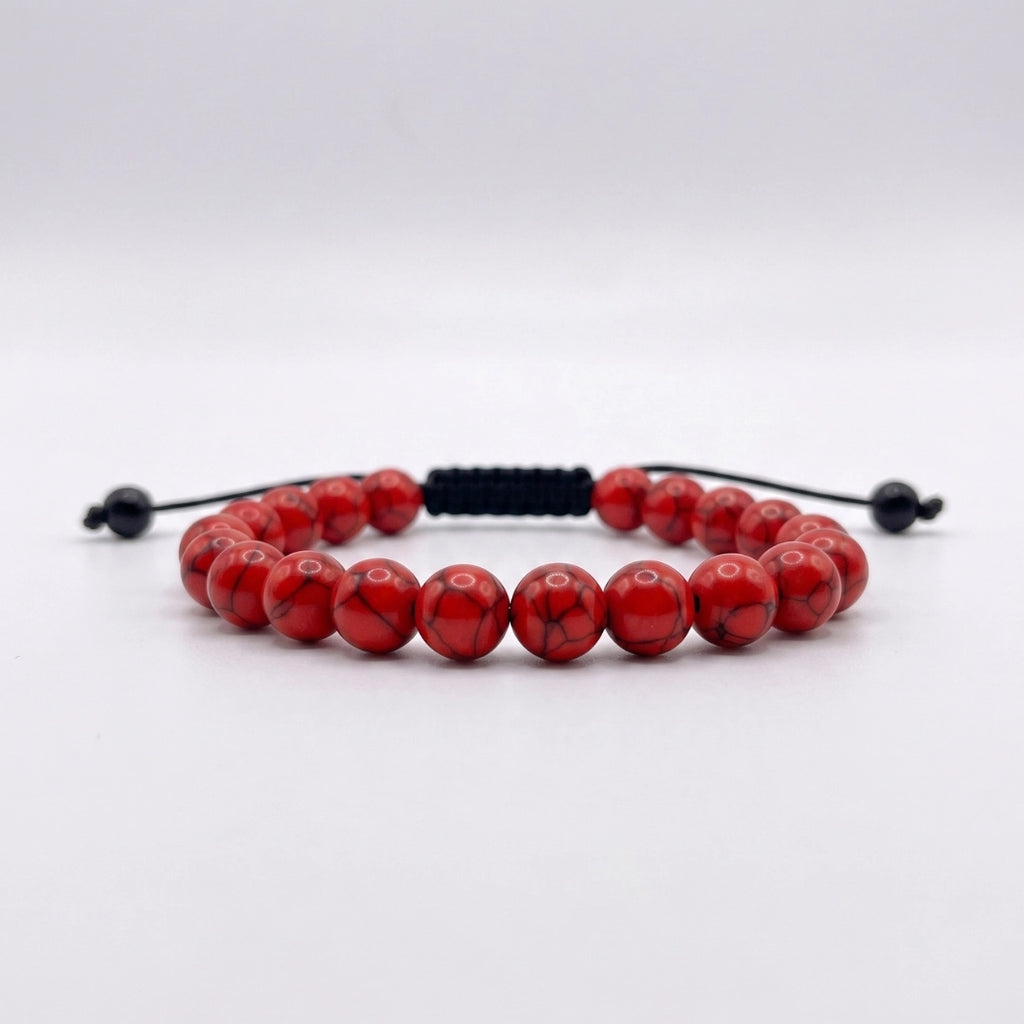 Primer plano de pulsera minimalista de piedras de turquesa roja con detalle exclusivo de marca KRV.