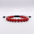 Primer plano de pulsera minimalista de piedras de turquesa roja con detalle exclusivo de marca KRV.