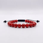 Primer plano de pulsera minimalista de piedras de turquesa roja con detalle exclusivo de marca KRV.
