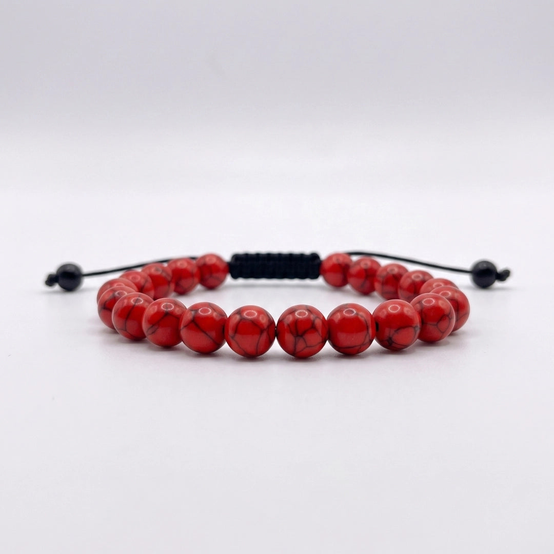 Primer plano de pulsera minimalista de piedras de turquesa roja con detalle exclusivo de marca KRV.