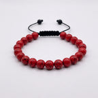 Pulsera de turquesa roja con nudo corredizo y espaciador metálico grabado con el logotipo KRV