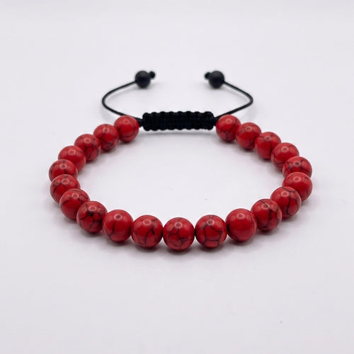 Pulsera de turquesa roja con nudo corredizo y espaciador metálico grabado con el logotipo KRV
