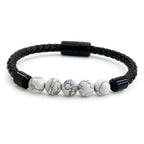 Pulsera de cuero negro trenzado con cuentas de piedra howlita blanca, elegante accesorio masculino de KRV Accesorios.