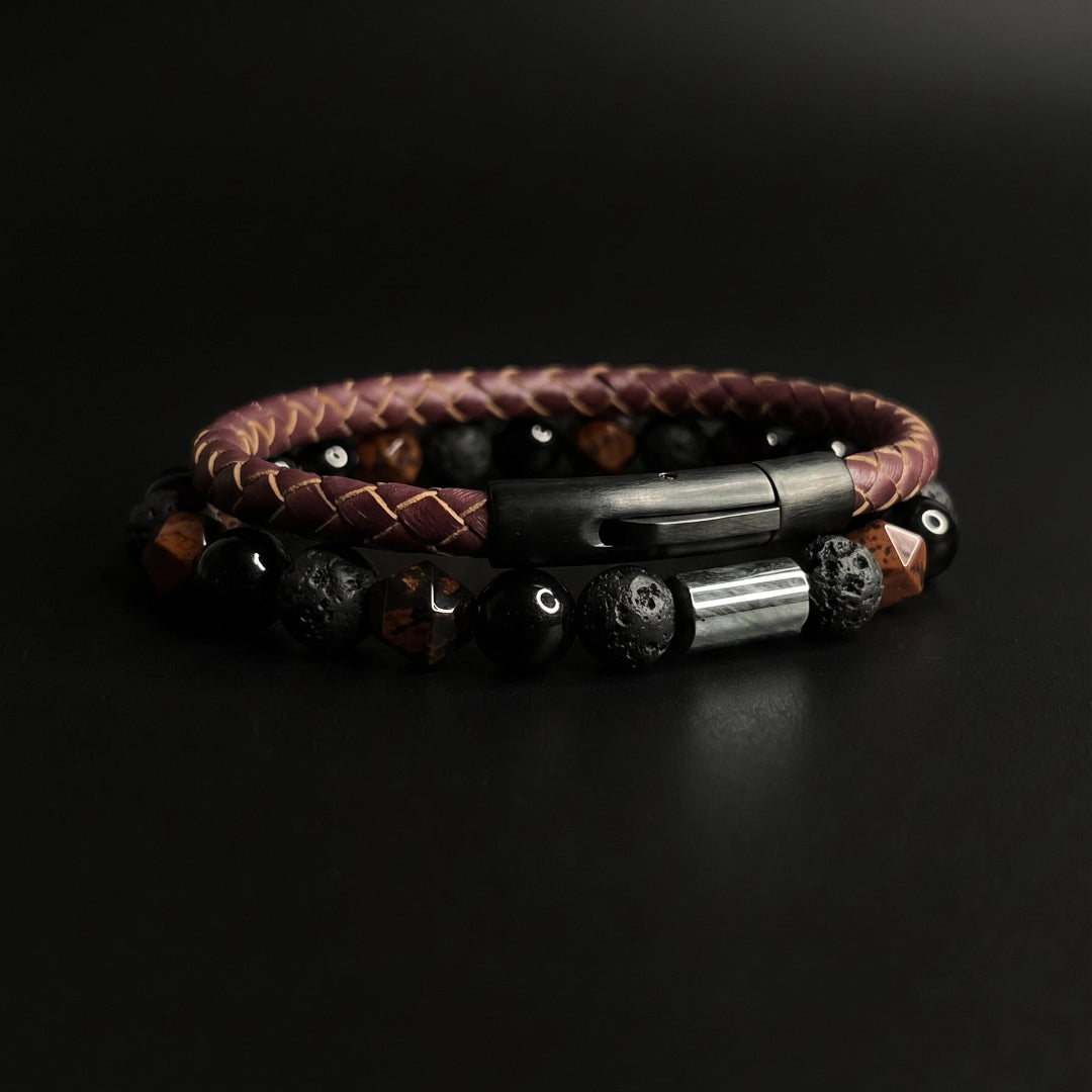 Set de pulsera obsidiana roja con pulsera de cuero en un fondo negro 