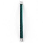 Vista longitudinal de pulsera de cuero verde oscuro con broche plateado