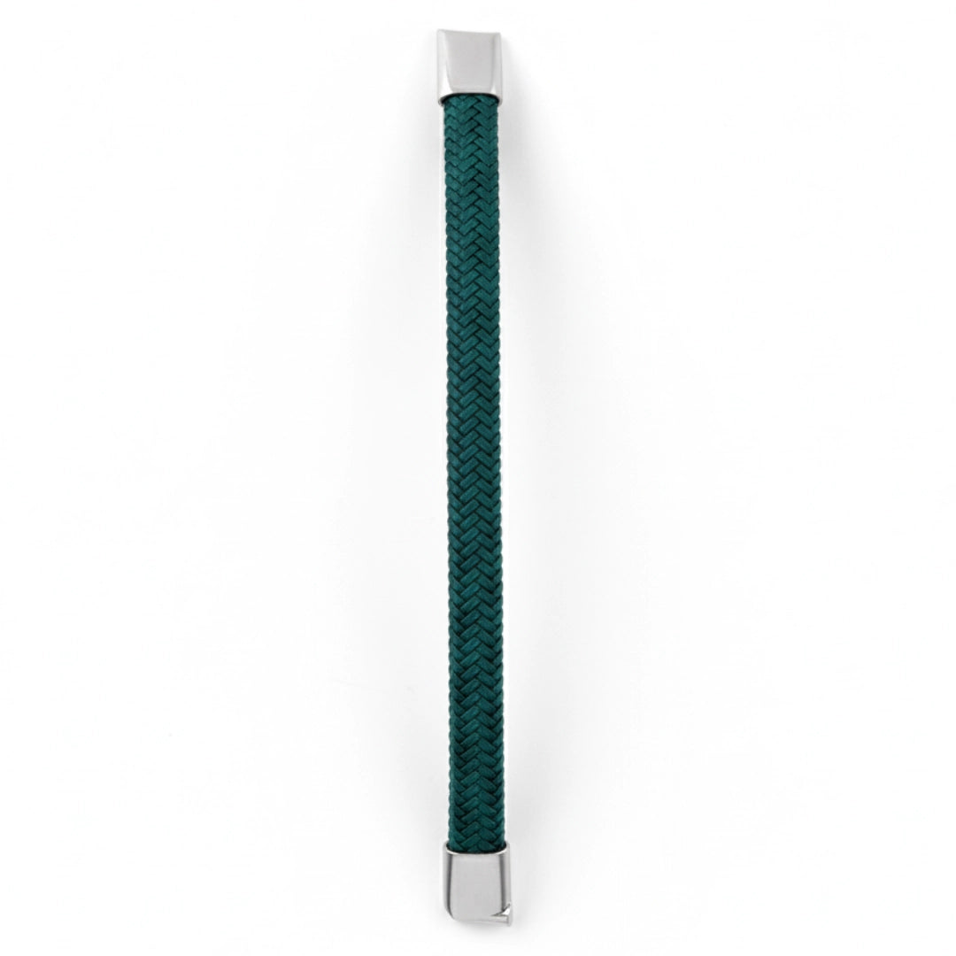 Vista longitudinal de pulsera de cuero verde oscuro con broche plateado