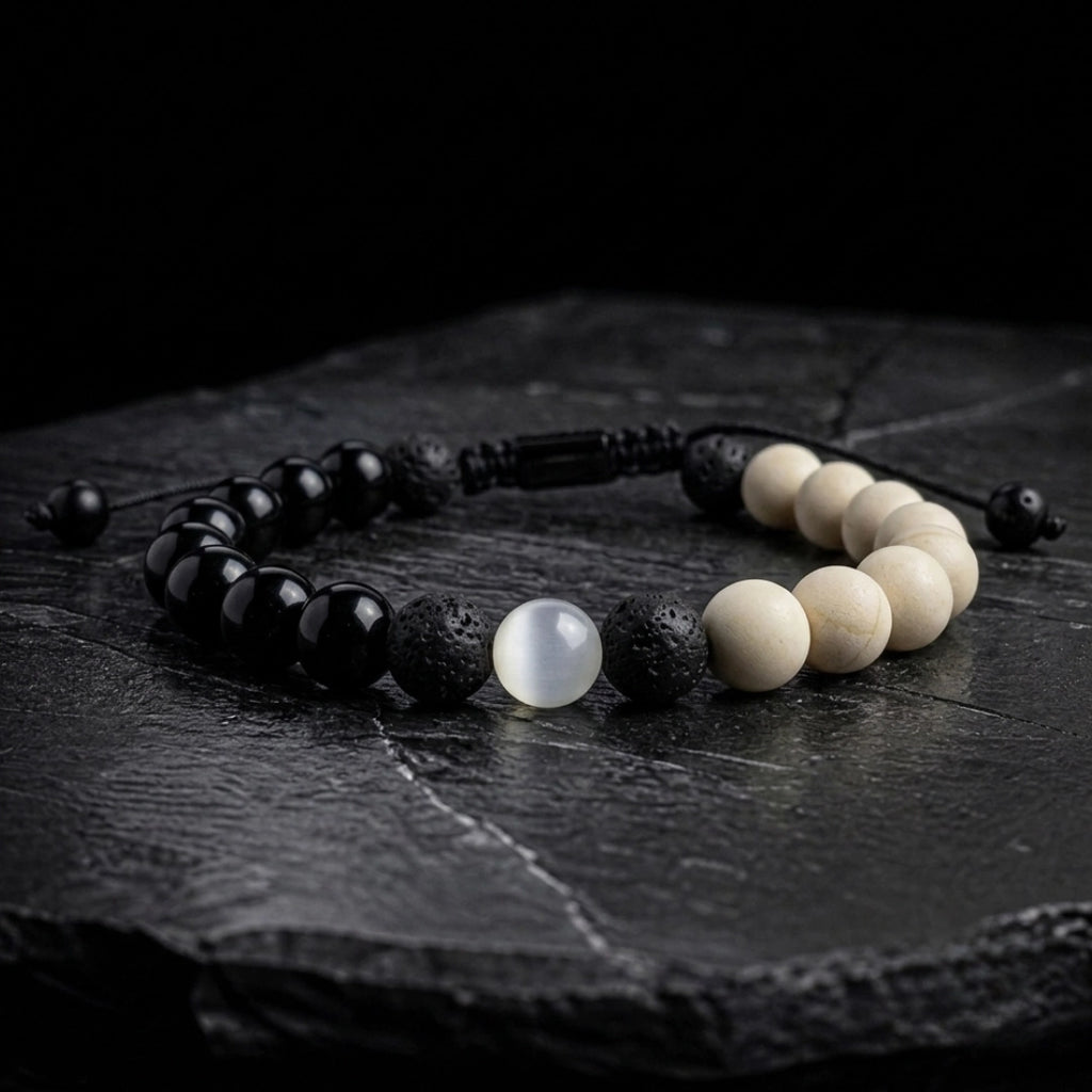 Pulsera de ónix negro y cerámica con selenita central para hombre, fondo blanco minimalista