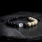 Pulsera de ónix negro y cerámica con selenita central para hombre, fondo blanco minimalista