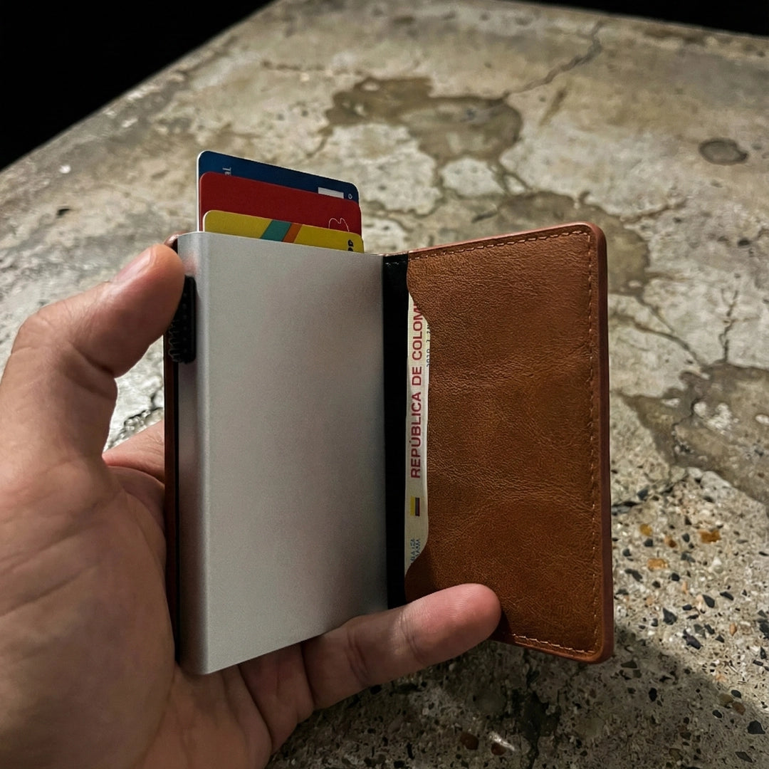 Tarjetero Antirobo de cuero y Acero: Marrón