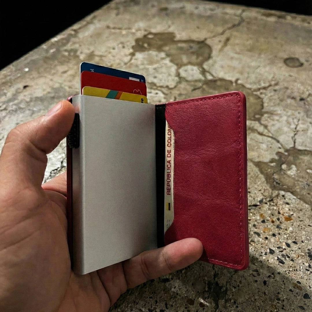 Tarjetero Antirobo de cuero y Acero: Rojo