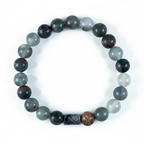 Hombre con estilo casual usando una pulsera oscura de Bloodstone en la muñeca