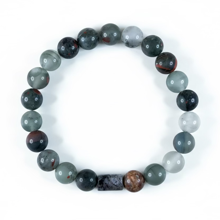 Hombre con estilo casual usando una pulsera oscura de Bloodstone en la muñeca