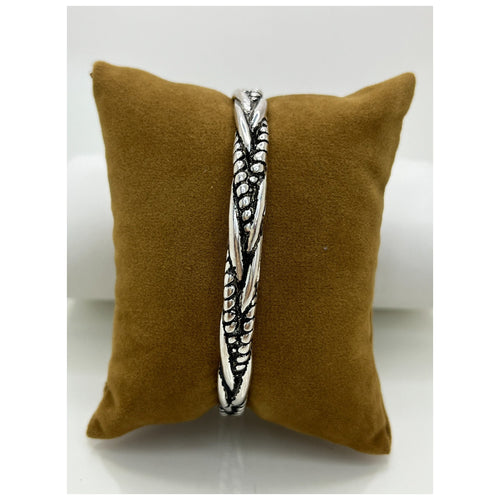 Brazalete de acero inoxidable para hombre, diseño texturizado elegante, fondo blanco profesional optimizado para catálogo e-commerce.