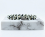 Pulsera jaspe dálmata sobre caja regalo, vista de textura