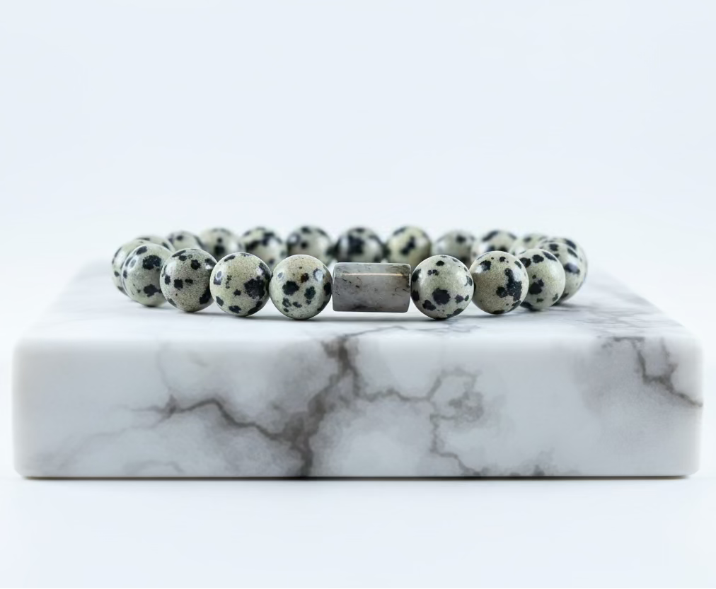 Pulsera jaspe dálmata sobre caja regalo, vista de textura