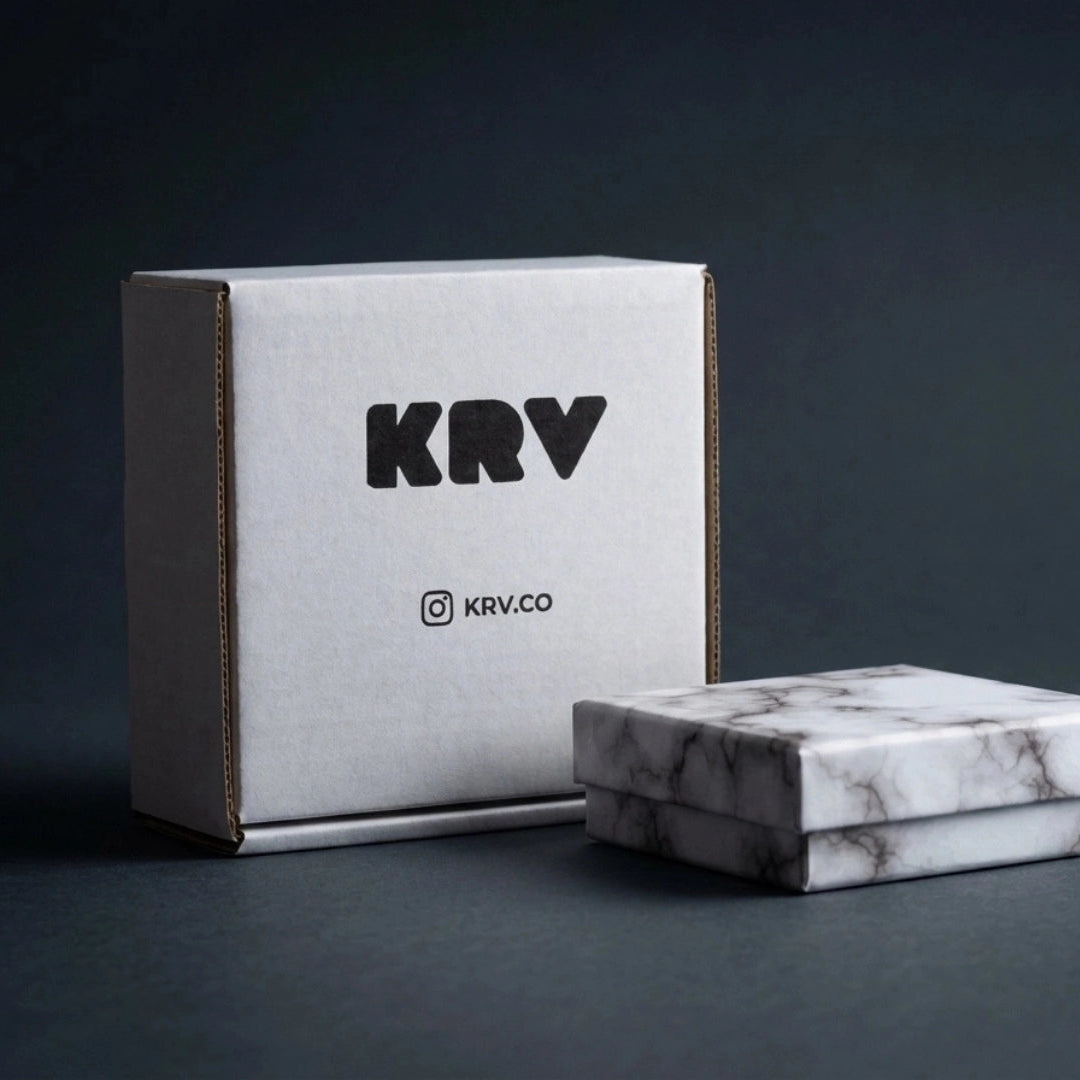 Caja de regalo KRV Accesorios en fondo negro brutalista