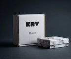 Caja de regalo KRV Accesorios en fondo negro brutalista