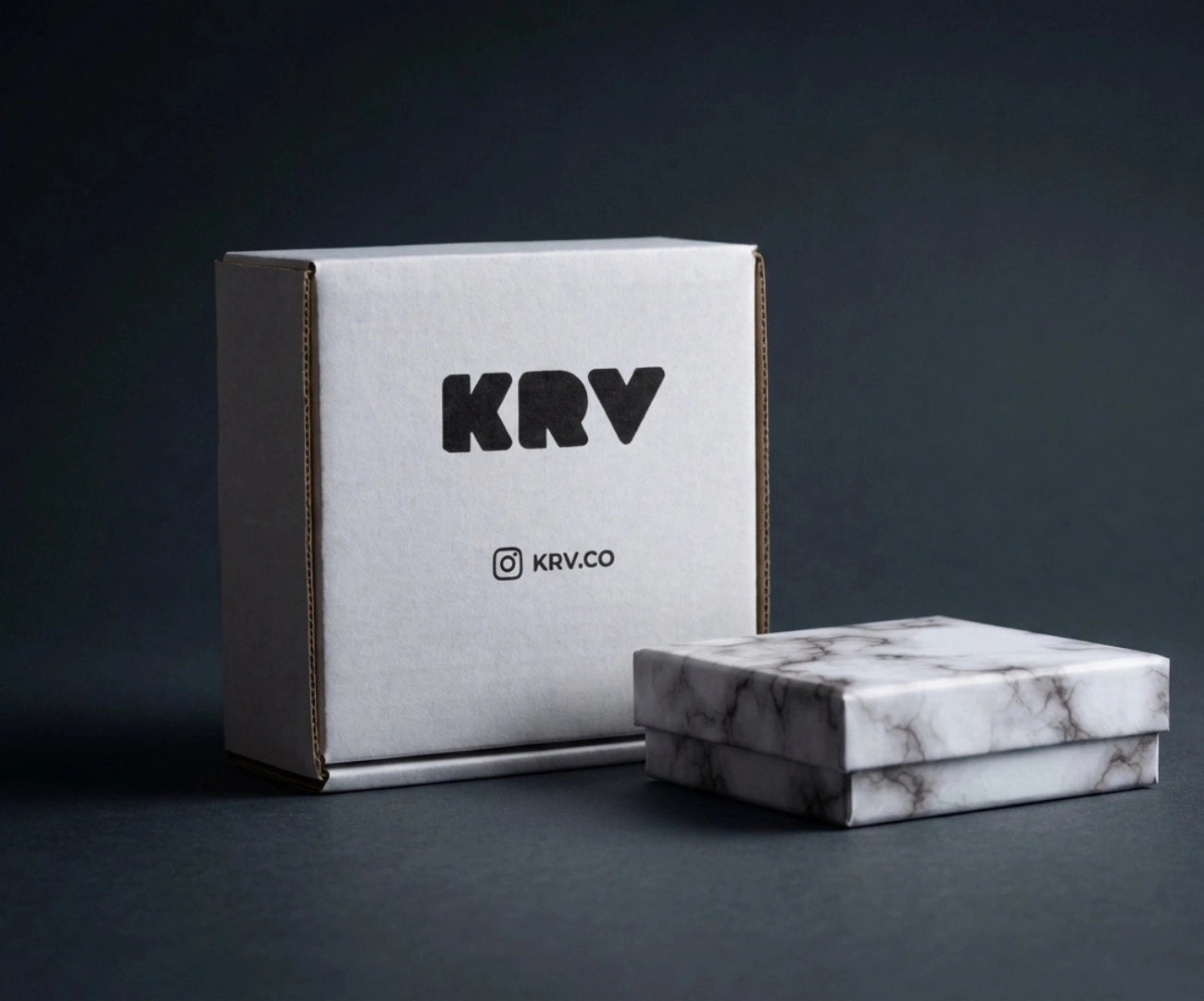 Caja de regalo KRV Accesorios en fondo negro brutalista