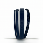 Pulsera de cuero sintético para hombre en color negro y rojo, con grabado de anclas negras, formada por cuatro tiras: una trenzada, una lisa, una delgada y una con diseño náutico sobre fondo azul.