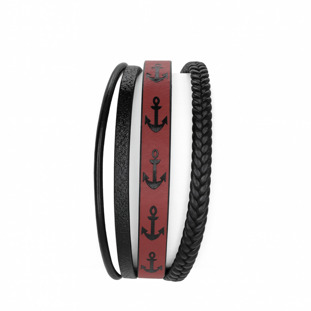 Pulsera de cuero sintético para hombre en color negro y rojo, con grabado de anclas negras, formada por cuatro tiras: una trenzada, una lisa, una delgada y una con diseño náutico sobre fondo rojo.