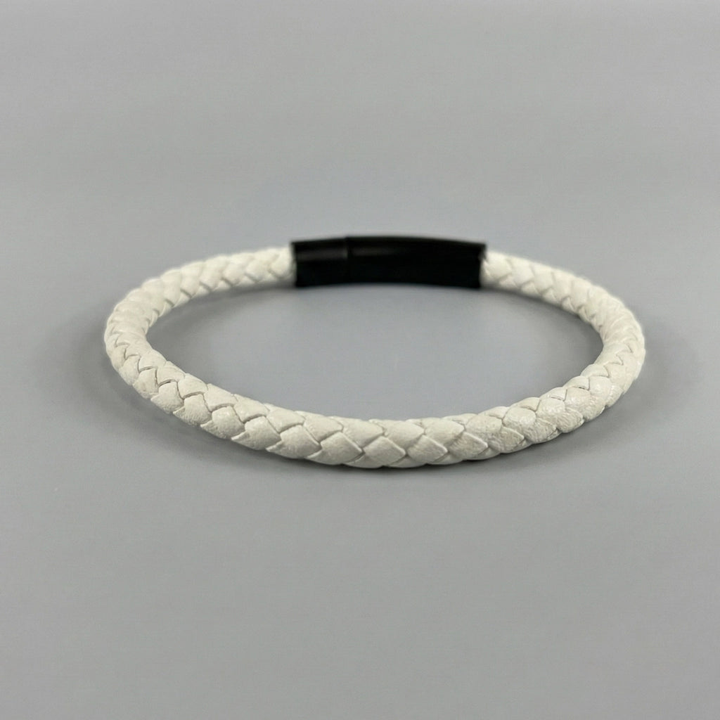 Vista anterior de pulsera de cuero trenzado bovino color blanco frío con broche de color negro mate