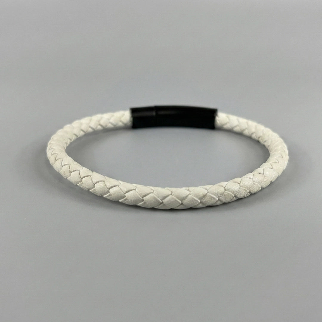 Vista anterior de pulsera de cuero trenzado bovino color blanco frío con broche de color negro mate