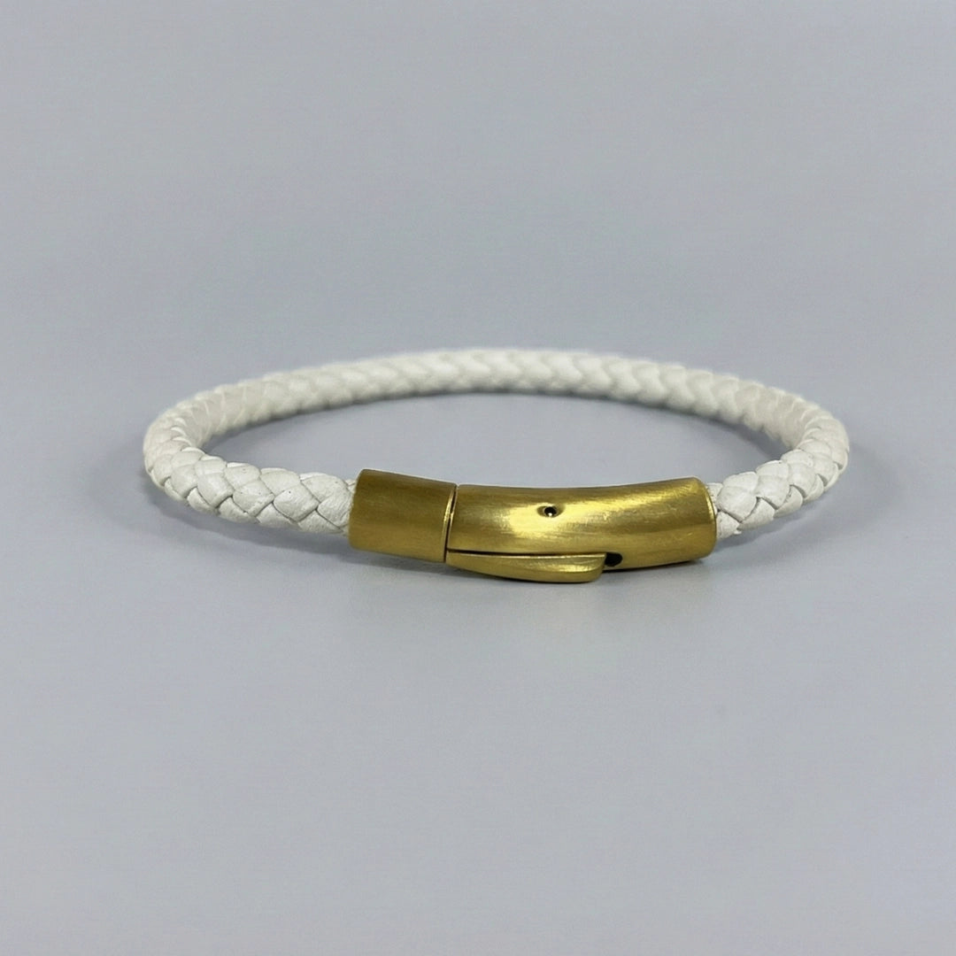 Vista posterior de pulsera de cuero trenzado bovino color blanco frío con broche de color dorado mate