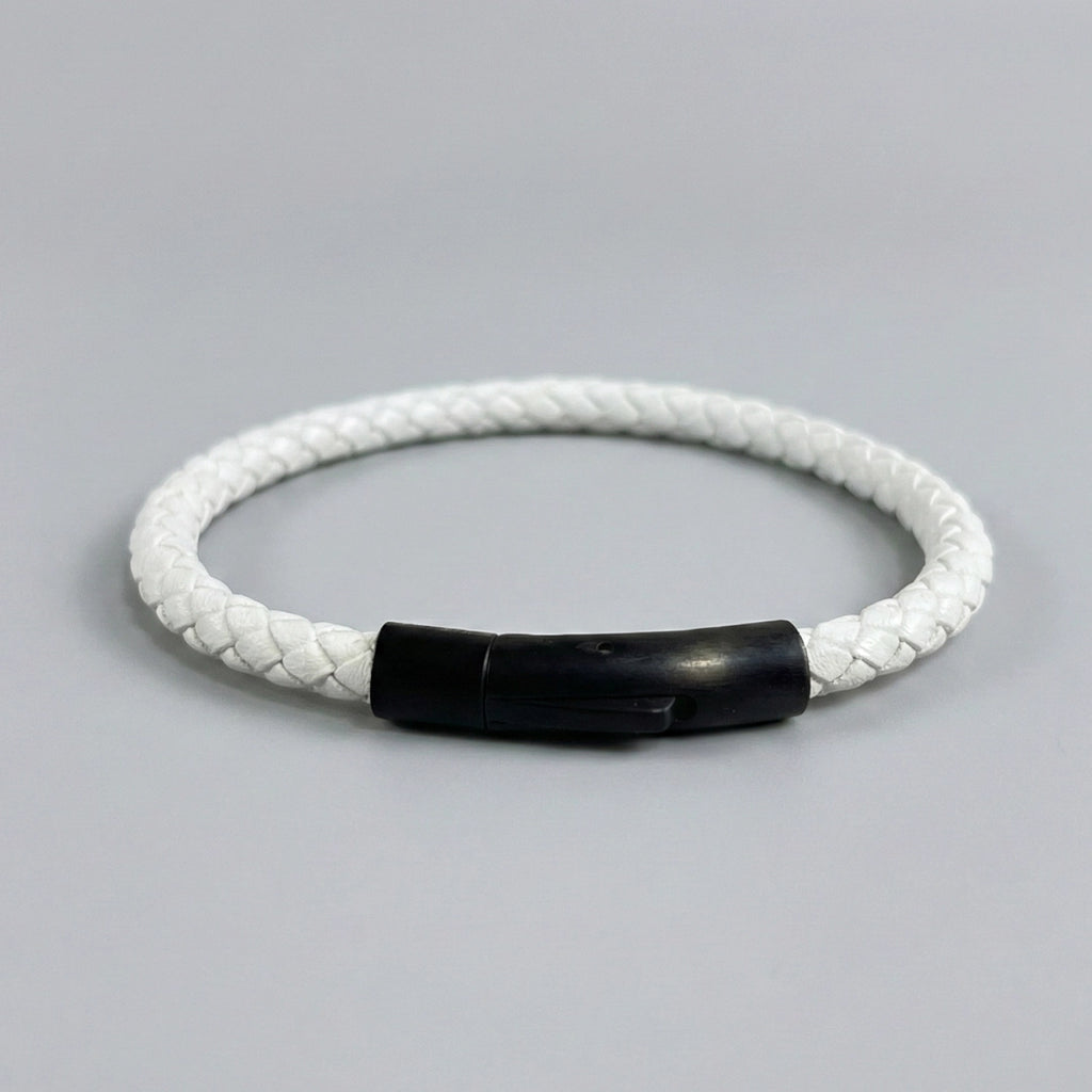 Vista posterior de pulsera de cuero trenzado bovino color blanco frío con broche de color negro mate