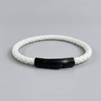 Vista posterior de pulsera de cuero trenzado bovino color blanco frío con broche de color negro mate