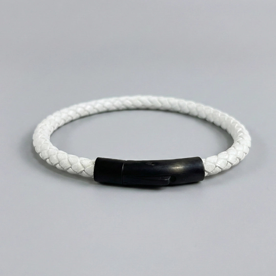 Vista posterior de pulsera de cuero trenzado bovino color blanco frío con broche de color negro mate
