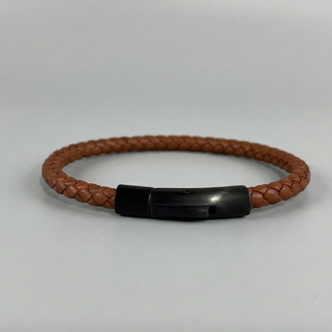 Vista posterior de pulsera de cuero trenzado bovino color marrón cálido con broche de color negro mate