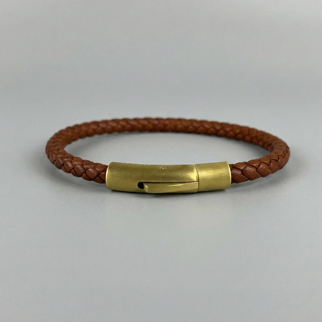 Vista posterior de pulsera de cuero trenzado bovino color marrón cálido con broche de color dorado mate