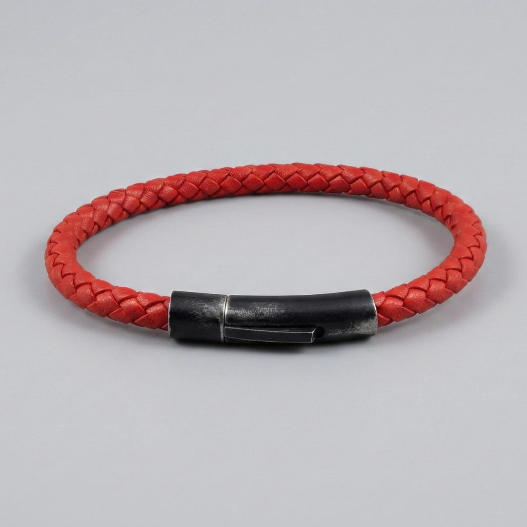 Vista posterior de pulsera de cuero trenzado bovino color rojo vivo con broche de color negro envejecido mate