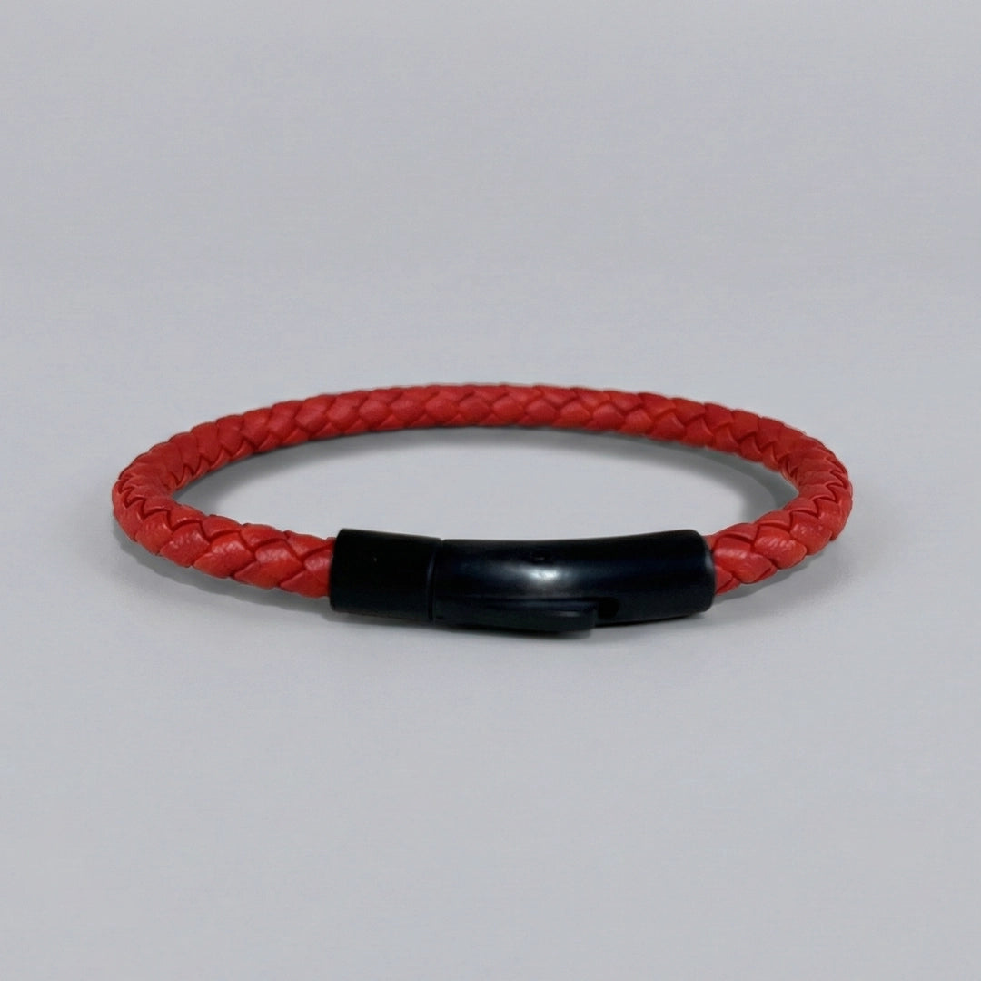 Vista posterior de pulsera de cuero trenzado bovino color rojo vivo con broche de color negro mate