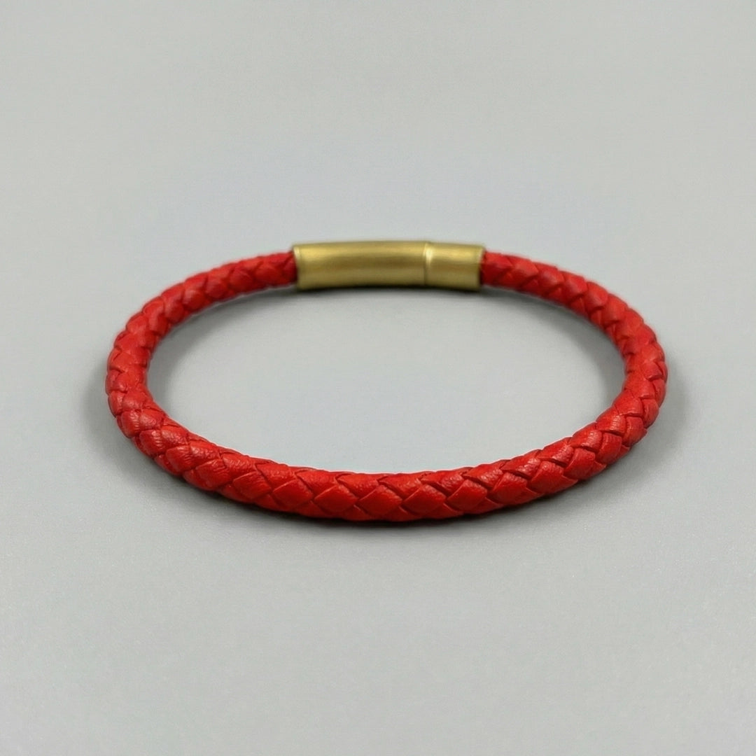 Vista anterior de pulsera de cuero trenzado bovino color rojo vivo con broche de color dorado mate