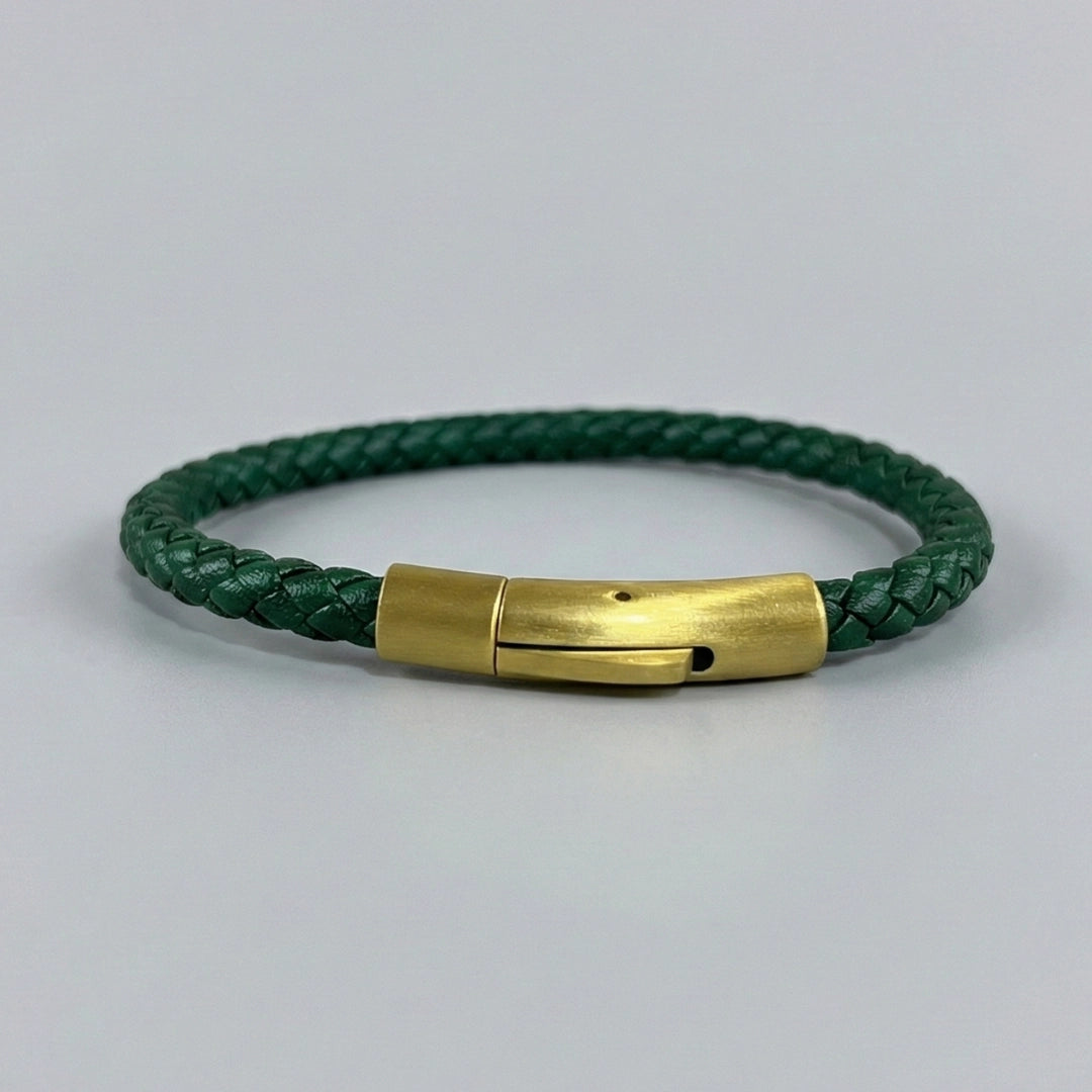 Vista posterior de pulsera de cuero trenzado bovino con broche de color dorado mate