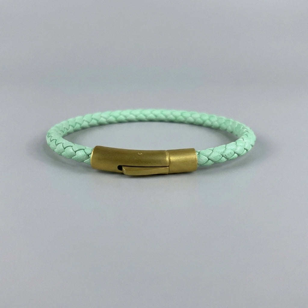 Vista posterior de pulsera de cuero trenzado bovino color verde jade con broche de color dorado mate