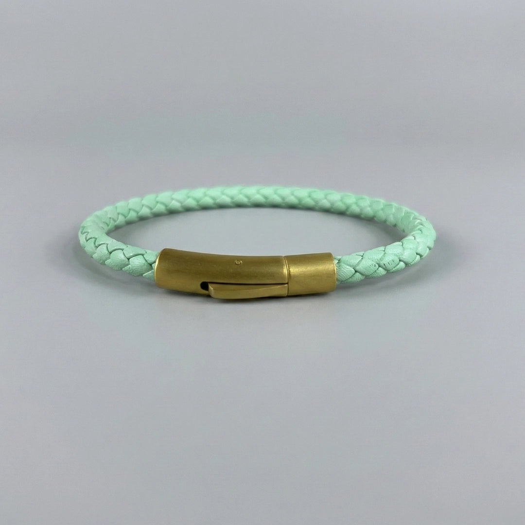 Vista posterior de pulsera de cuero trenzado bovino color verde jade con broche de color dorado mate