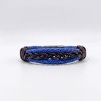 Pulsera Desmos para hombre con doble trenzado en cuero bovino azul, centro entrelazado oscuro y detalles de ensamble con hilo encerado.